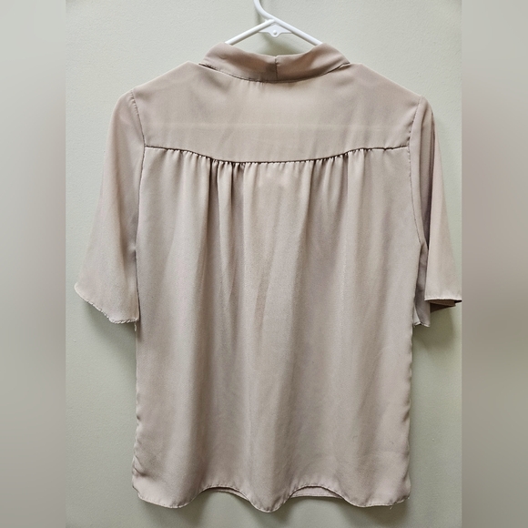 Elegant Cream Blouse with Tie Neck One Size - Picture 6 of 9